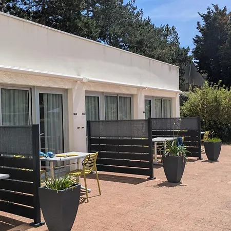 Résidence avec Piscine face au port 200m plage-3